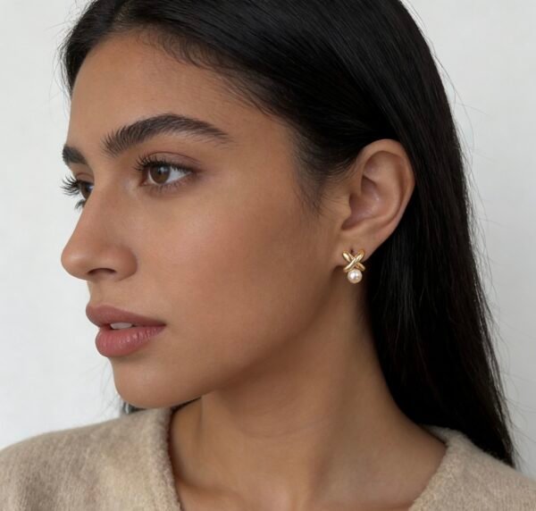 Natural freshwater pearl studs, minimalist commuter-style fashion earrings, light luxury high-end pieces with 18K gold plating